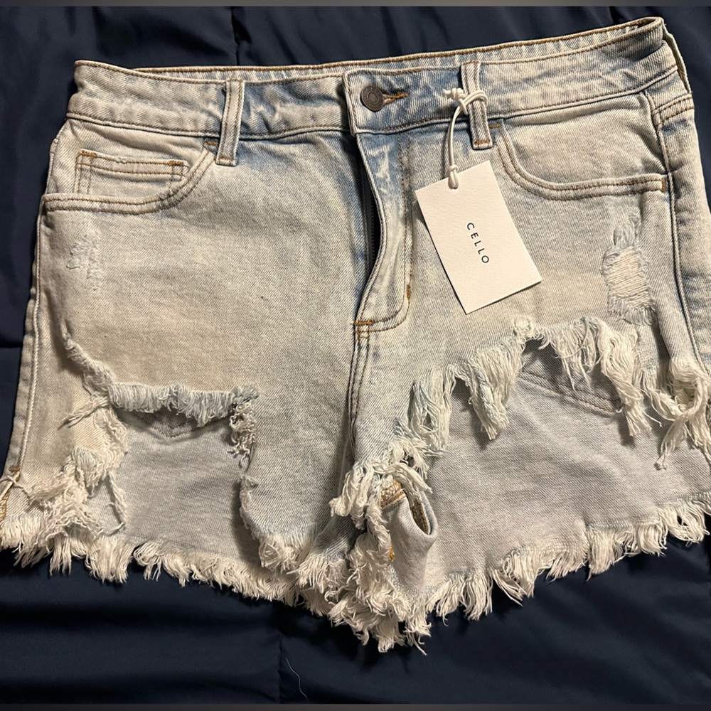 NWT Cello High Rise Light Wash Shorts - Large